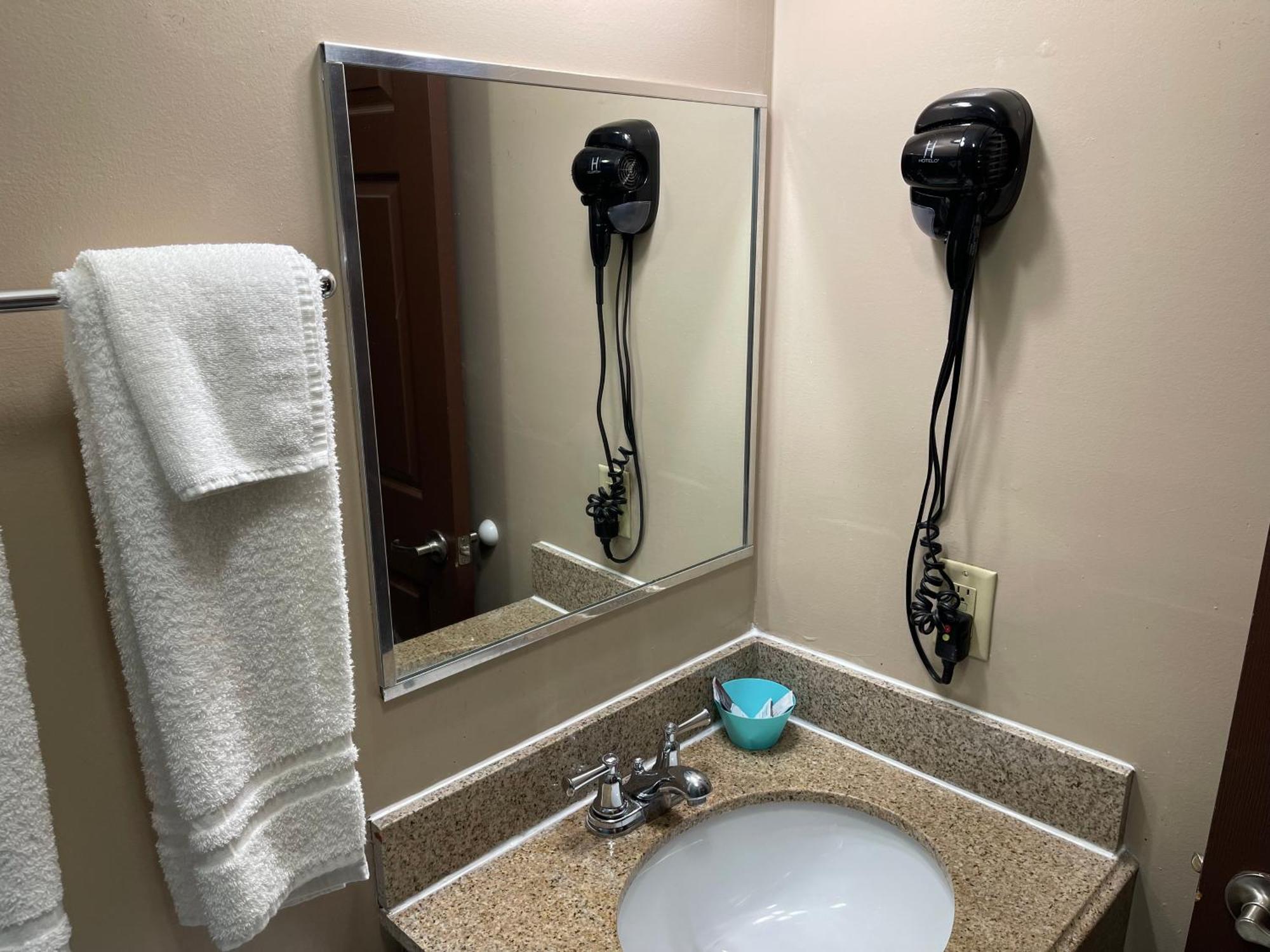 Economy Inn & Suites Ащабюла Екстериор снимка