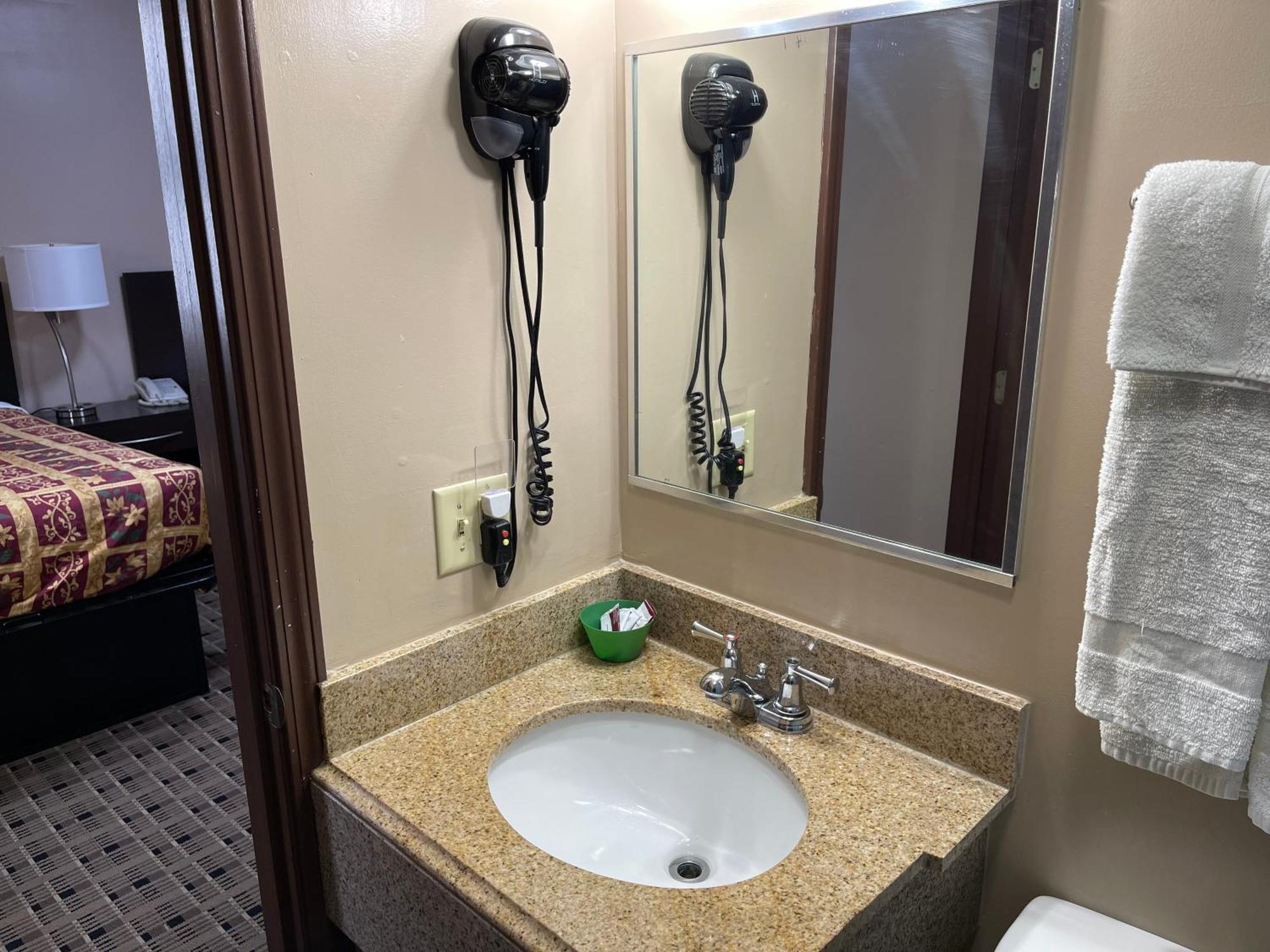 Economy Inn & Suites Ащабюла Екстериор снимка