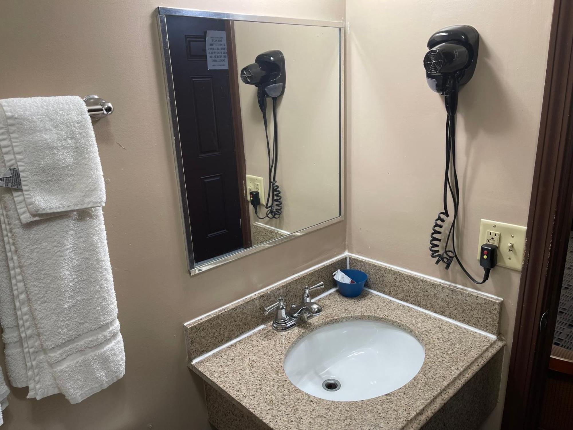 Economy Inn & Suites Ащабюла Екстериор снимка